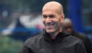 Nun kehrt Zidane neun Monate nach seinem Rücktritt zu Real zurück. Seine bisherige Bilanz: einmal spanischer Meister, einmal spanischer Superpokal-Sieger, zweimal Uefa-Supercup-Sieger, zweimal Klub-Weltmeister und dreimal Champions-League-Sieger!