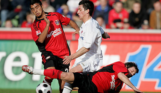 Arturo Vidal (links) hat sich gegen die Frankfurter Eintracht an der rechten Augenwand verletzt
