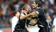 Zwei Neue für die Eintracht: Habib Bellaid (links) und Nikos Liberopoulos wollen noch öfter gemeinsam jubeln