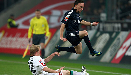 Für Bayerns Franck Ribery ist der Gladbacher Tobias Levels kein Hindernis