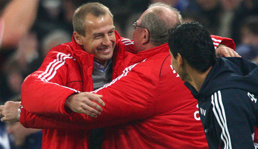 Bayern-Manager Uli Hoeneß und Trainer Jürgen Klinsmann jubeln nach dem 2:1-Erfolg auf Schalke