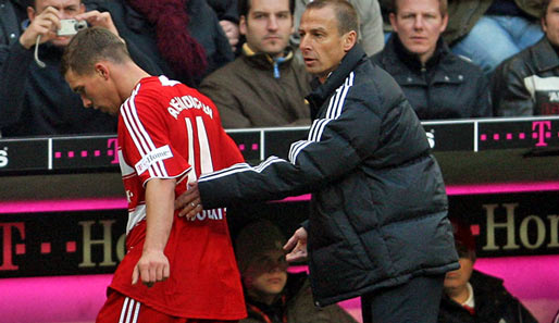 Jürgen Klinsmann (r.) plant weiter mit Lukas Podolski - auch wenn der Stürmer unbedingt weg will