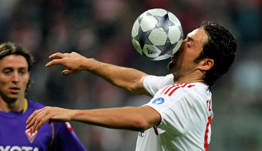 Bayern-Stürmer Luca Toni hat seine Rippenprellung auskuriert und kann gegen Schalke spielen