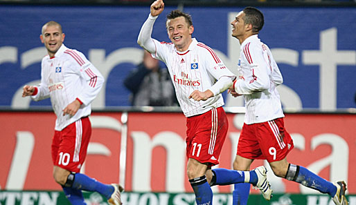 Ivica Olic (Mitte) jubelt über seinen Treffer zum 2:1. Am Ende siegte der HSV glücklich