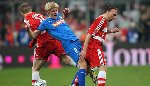Hoffenheims Andreas Beck (M.) hatte Franck Ribery über weite Strecken des Spiels gut im Griff