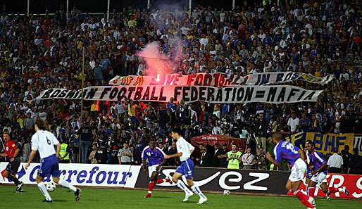 Bosnische Fußballfans protestieren gegen die mafiösen Verhältnisse des Verbandes