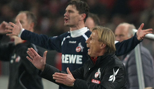 Trainer Christoph Daum steht mit seinen Kölnern auf einem Platz im Mittelfeld