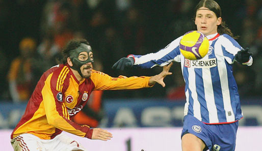 Marko Pantelic (r.) im UEFA-Cup-Duell mit Galatasarays Servet Cetin