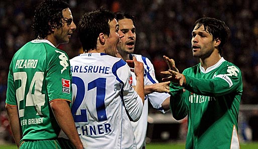 Bremens Claudio Pizarro (l.) und Diego (r.) müssen Geldstrafen an ihren Klub zahlen