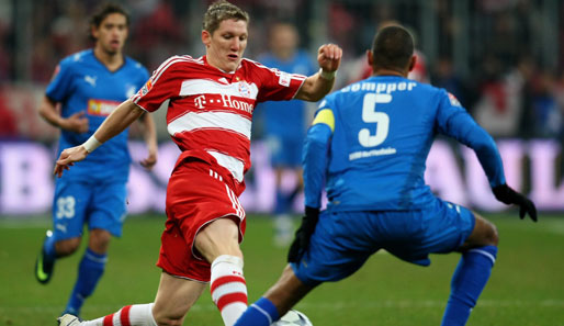 Bastian Schweinsteiger (2.v.l.) hat seinen Vertrag beim FC Bayern bis 2012 verlängert