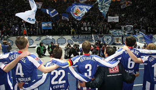 Die Berliner ließen sich nach ihrem Sieg gegen Frankfurt von den Fans feiern
