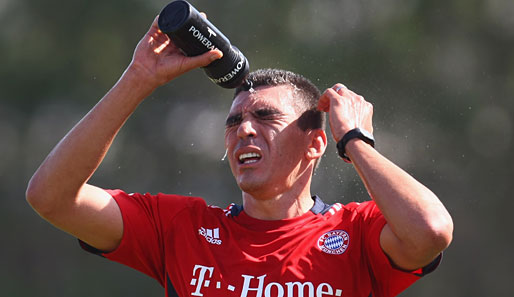Bayern Münchens Lucio gönnt sich im Trainingslager in Dubai eine Abkühlung