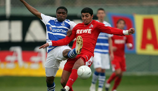 Cedrick Makiadi (l.) gegen Kölns Adil Chihi