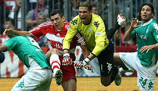 Szene aus dem Hinspiel: Werder-Keeper Wiese setzt sich rustikal gegen Bayerns Lucio durch