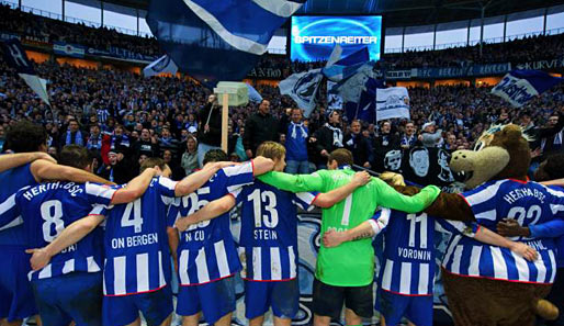 Die Hertha-Spieler feierten den neunten Heimsieg in Folge einträchtig mit den Fans