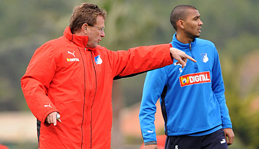 Hoffenheim-Coach Ralf Rangnick (l.) zeigt Abwehrchef Marvin Compper, wo es langgeht