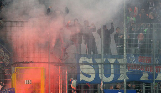 Im Spiel von Rostock bei Alemannia Aachen wurden Feuerwerkskörper gezündet