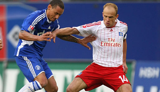 Szene aus dem Hinspiel mit Jones (l.) und Jarolim. Schalke und Hamburg trennten sich damals 1:1