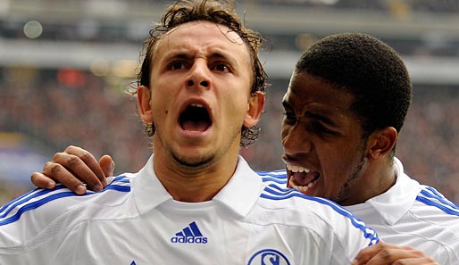 Rafinha (l.) spielt seit 2005 beim FC Schalke 04 und erzielte in 112 Bundesligaspielen sechs Tore.