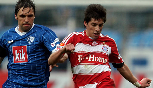 Jose Ernesto Sosa (r., hier gegen Bochums Pfertzel) traf in neun Bundesligaspielen einmal für Bayern