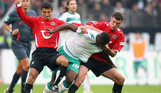 Altin Lala (l.) hat bei Hannover 96 seinen Vertrag bis 2011 verlängert