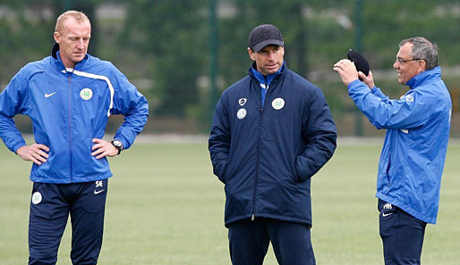 VfL-Coach Felix Magath (r.) mit seinen Assistenten Hollerbach (m.) und Eichkorn