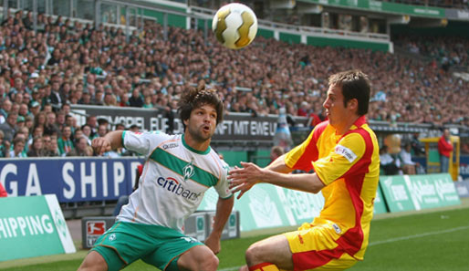 Werders Diego (l.) im Zweikampf mit Sebastian Freis