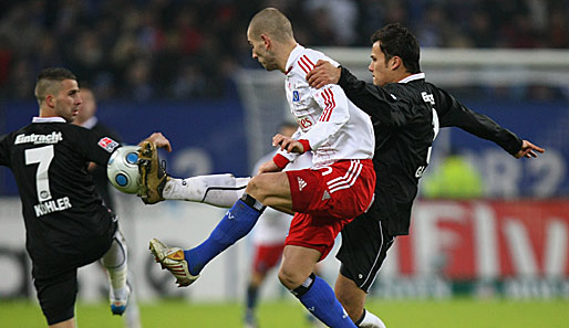 Hamburgs Mladen Petric (M.) traf in der Vorrunde zum goldenen 1:0 gegen Frankfurt