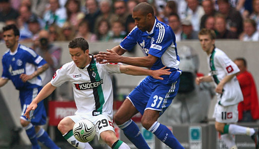 Borusse Alexander Baumjohann (r.) hatte es gegen Schalkes Orlando Engelaar (l.) sichtlich schwer