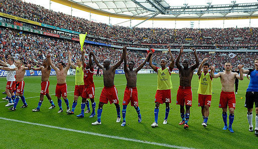 Nach 90 anstrengenden Minuten ließen sich die Hamburger Spieler von ihren Fans feiern