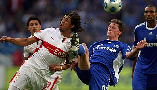 Umkämpftes Match: Schalkes Höwedes (r.) trifft Stuttgarts Khedira im Gesicht