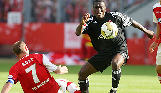 Isaac Boakye (re.) erzielte beim 3:0 gegen Energie Cottbus zwei Treffer