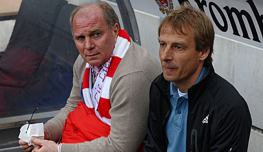 Einst gemeinsam auf der Bank, jetzt Verhandlungsgegner: Uli Hoeneß (l.) und Jürgen Klinsmann