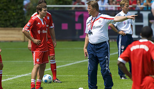 Bayern-Trainer Louis van Gaal gibt Andreas Görlitz genaue Anweisungen