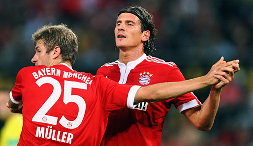 Thomas Müller (l.) traf schon nach 12 Minuten zur Führung für den FC Bayern gegen den AC Mailand