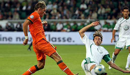 Der Moment der Entscheidung in Wolfsburg. Clemens Fritz (l.) trifft zum 2:1 für Werder Bremen