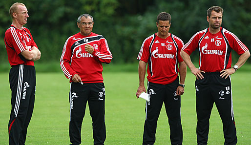 Bernd Hollerbach (r.) ist Teil des Schalker Trainer-Teams um Felix Magath (2.v.l.)