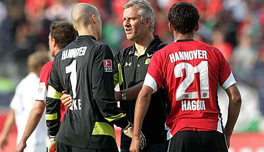 Hannover-Interimscoach Andreas Bergmann (M.) mit seinen Spielern Robert Enke (l.) und Karim Haggui