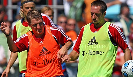 Franck Riberys (r., mit Schweinsteiger) Vertrag beim FC Bayern München läuft noch bis 2011