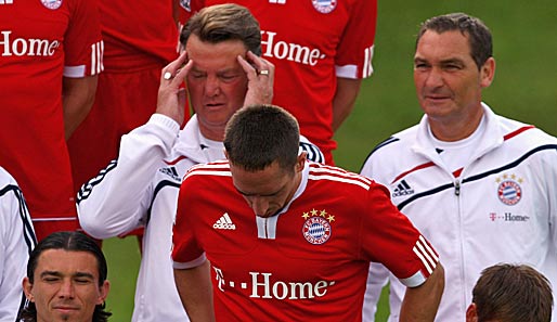 Bayern-Coach Louis van Gaal (h.) wird Franck Ribery in Mainz nicht einsetzen können