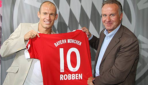Arjen Robben (l., mit Rummenigge) bekommt beim FC Bayern das Trikot mit der Rückennummer 10