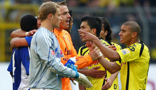 Manuel Neuer (2.v.l.) von Schalke 04 legte sich in Dortmund mit Fans und Spielern an