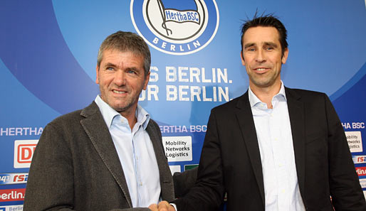 Hertha-Manager Michael Preetz (r.) begrüßt den neuen Trainer Friedhelm Funkel