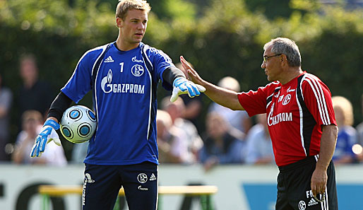 Schalkes Coach Felix Magath (r.) will Keeper Manuel Neuer unter keinen Umständen verkaufen