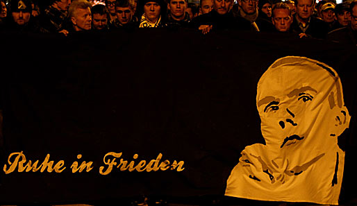 Hannover-Fans zeigen ihre Trauer mit einem großen Banner