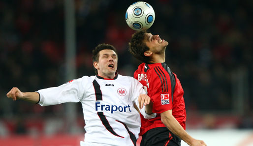 Manuel Friedrich (r.) traf in dieser Saison bereits zwei Mal für Bayer Leverkusen