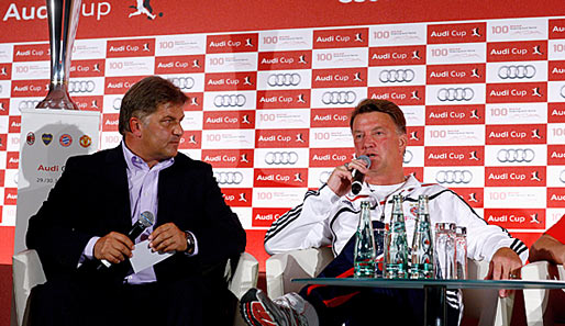 Markus Hörwick (l.) assistiert Bayern-Trainer Louis van Gaal bei einer Pressekonferenz
