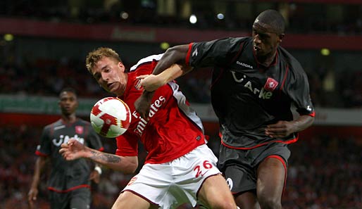 Douglas (r.), hier im Zweikampf mit Nicklas Bendtner vom FC Arsenal, fehlte diese Saison nur ein Spiel