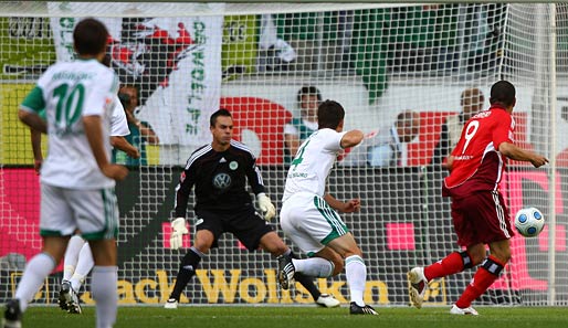 Paolo Guerrero (r.) erzielte im Hinspiel schon nach drei Minuten die HSV-Führung gegen Wolfsburg
