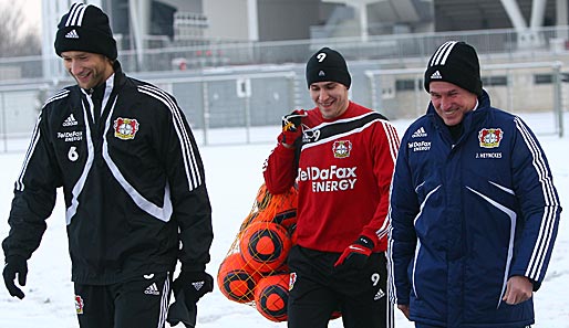 Jupp Heynckes (r.) ist begeistert: Seine Spieler (hier: Rolfes und Helmes) ziehen auch im Schnee mit